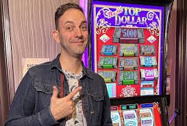 Antarmuka Fa Cai Shen Deluxe di wild88 menampilkan gulungan slot dengan simbol-simbol tema Imlek